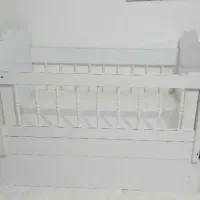 تخت گهواره‌ای کنار مادر