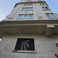 ۱۰۰ متر کاملا رو به خیابان فول امکانات
