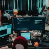 خدمات نرم‌افزاری موبایل و اینترنت