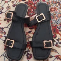 تعدادی کفش نو