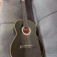 دو عدد گیتار مشکی