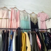 تعدادی لباس مجلسی .در مغازه ارزان کده