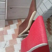 صندلی قهوه ای و قرمز