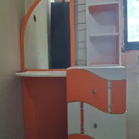 تخت نوجوان و آینه دراور