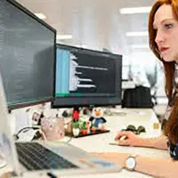 کارمند اداری مسلط به کامپیوتر و اینترنت