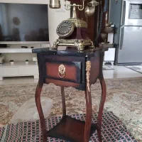 میز به همرا تلفن