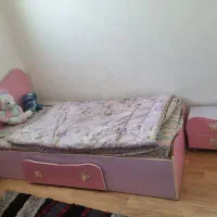 تخت نوجوان و یک عدد پاتختی