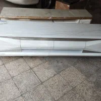 میز تلویزیون و ساعت