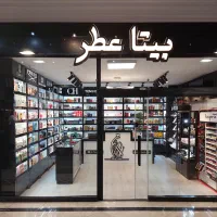 فروشنده خانم عطر و لوازم آرایشی