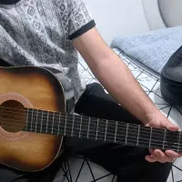 گیتار در حد تماما سالم بدون عیب و ایراد