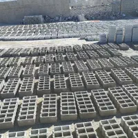 بلوک با کیفیت. سراهی. دور باغچه.