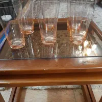 لیوان قدیمی و تعدادی ظرف