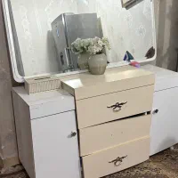یک عدد آینه ب همراه میز