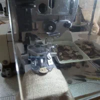 به یک خانم دکمه دوز ماهریانیمه ماهرنیازمندیم