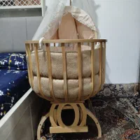 تخت نوزادی کنار تخت مادر ..
