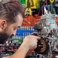 مکانیک  تعمیرکار حرفه ای موتور جنب فروشگاه یدکی