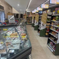 مرغ کار ماهر و نیرو ساده فروشنده خانم