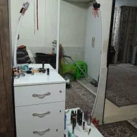 اینه قدی و میز ارایش سفید رنگ