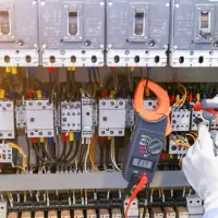 برقکار حرفه ی/برقکار/رفع اتصالی/نصاب لوستر/بالابر