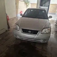 یک دستگاه هیوندای ورنا مدل ۸۴ رنگ نقره ایی متالیک