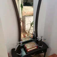 میز و آینه و شمعدان