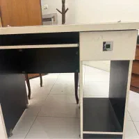 میز تحریر و کتابخانه