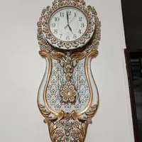 ساعت دیواری و مجسمه