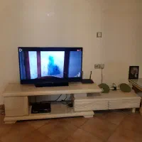 تلویزیون LED و میز