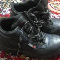 دو جفت کفش ایمنی ۴۰