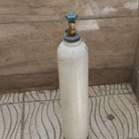 یک عدد کپسول اکسیژن ۱۰ لیتری کم کارکرد و در حد نو