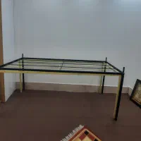 تخت زیر باری