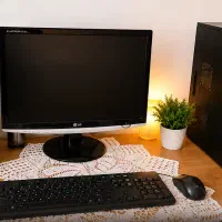 کامپیوتر کامل با مانیتور ، کیبورد ، موس و اسپیکر