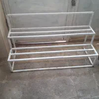 میز آهنی زیر گل