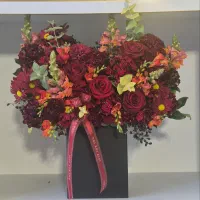 باکس ولنتاین گل رز قرمز ربان زده کد ۱۰۲۹ گلاریس