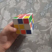 مکعب روبیک و گیره ی کاغذ و پیکسل