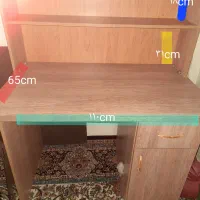 میز تحریر و کتابخانه