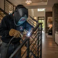 به یک نفر جوشکار و آهنگر درب و پنجره نیازمندیم