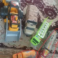 چند ماشین اسباب بازی ۷۰۰