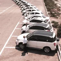 راننده با خودرو برای شرکت دارویی