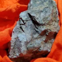 قطعه سنگ رودیوم خام و ۱۰۰ خالصترین