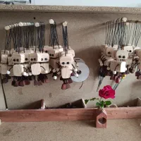 شاگرد خانوم  برای مونتاژ عروسک چوبی