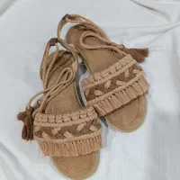 یک جفت صندل نو و لباس
