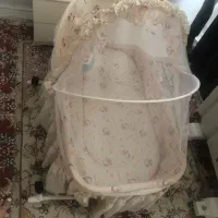 گهواره و تخت کنار مادر
