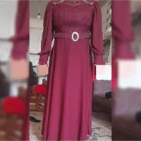 لباس مجلسی زرشکی یک پوشیده شده