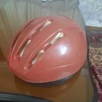 کلاه هلمت و زانو بند دوچرخه سواری