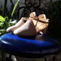 کفش دخترانه سایز ۳۵ با رنگ ملیح و شاین دار