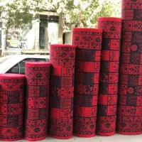 گلیم قرمز با طرح سنتی