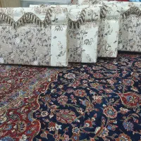 ۴ عدد پشتی کرم و۲ عدد پشتی قرمز