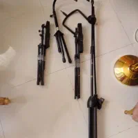 پایه نت و گیتار و میکروفن