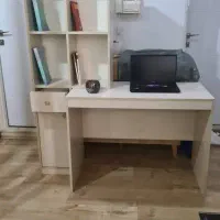میز تحریر و کتابخانه